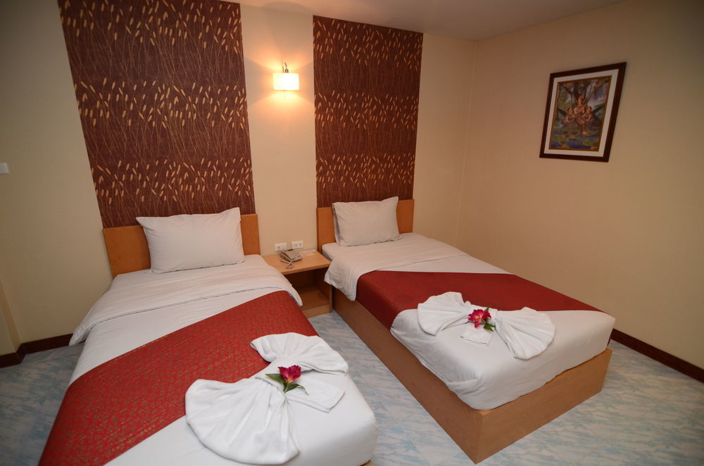 Oyo 257 Sea Paradise Hotel Sattahip Buitenkant foto